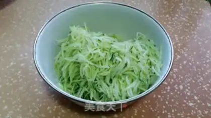 Make cucumber shrimp skin steam step 1