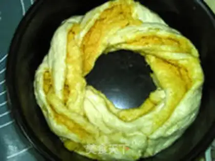 Make Coconut crown bread step 19