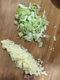Make The celery shrimp is fried ace step 1