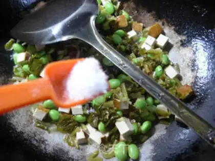Make Snow fragrance with fried beans step 8