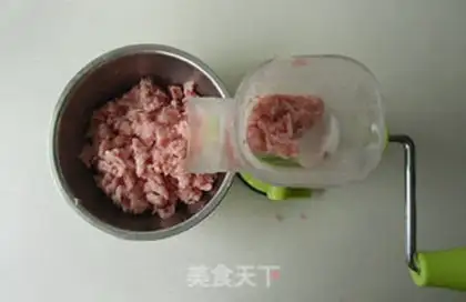 Make Black pepper pork burger step 1