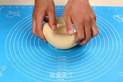 Make A wide moon cake step 3