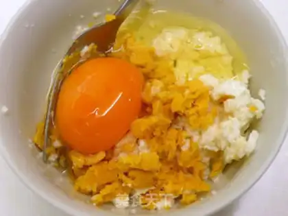 Make Scorched eggs and red roses step 1