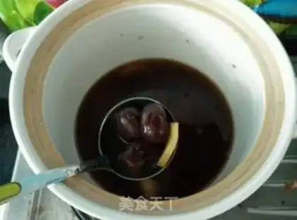 Make "Red-tree red ginger soup." step 1