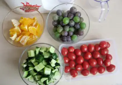 Make Cocktail and fruit juice step 0