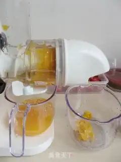 Make Cocktail and fruit juice step 3