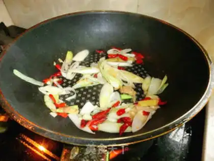 Make Spicy shrimp from a dry pot step 11