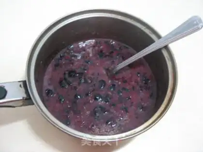 Make Homemade blueberry sauce step 2