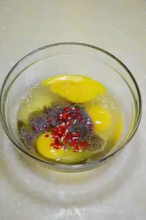 Make Crawling shrimp sauce and eggs step 2