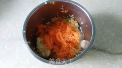 Make Old cucumber egg pancakes step 1