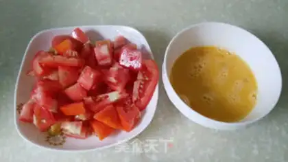 Make Tomato fried eggs step 1