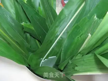 Make Corn leaves and red dates step 0