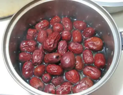 Make Corn leaves and red dates step 1
