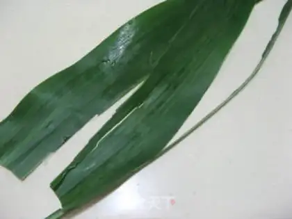 Make Corn leaves and red dates step 3