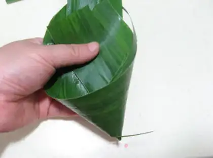 Make Corn leaves and red dates step 4