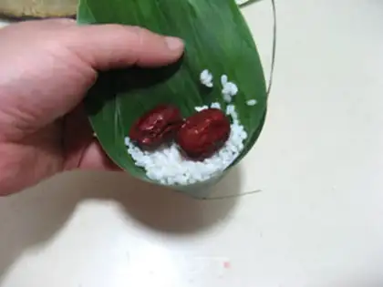 Make Corn leaves and red dates step 5
