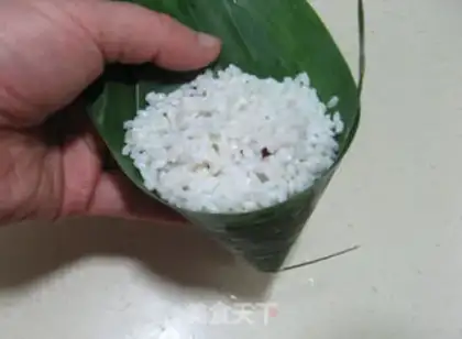 Make Corn leaves and red dates step 6