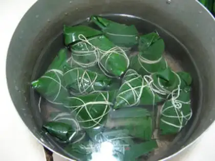Make Corn leaves and red dates step 9