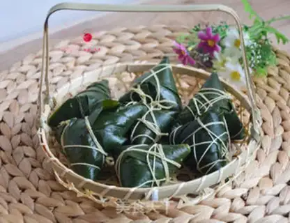 Make Corn leaves and red dates step 11