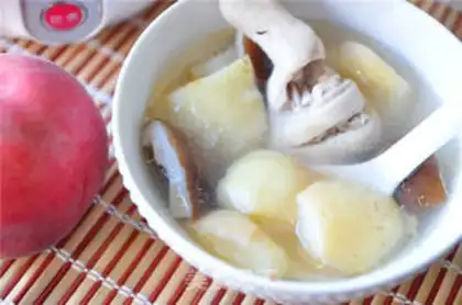 Make Peach mushroom chicken soup step 2