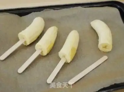 Make Cracker chocolate banana popsicle step 1