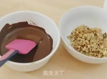 Make Cracker chocolate banana popsicle step 2