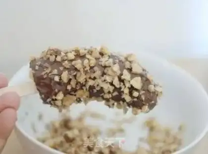 Make Cracker chocolate banana popsicle step 4