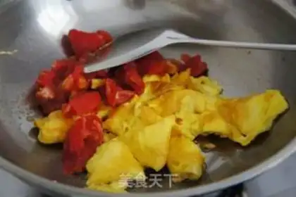 Make Tomato fried eggs step 5