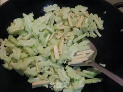 Make Eggs and bean bean peeled with bitter melons step 6