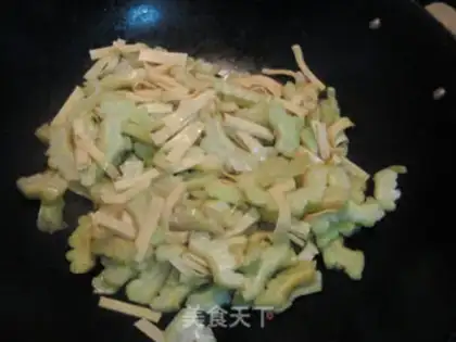 Make Eggs and bean bean peeled with bitter melons step 7