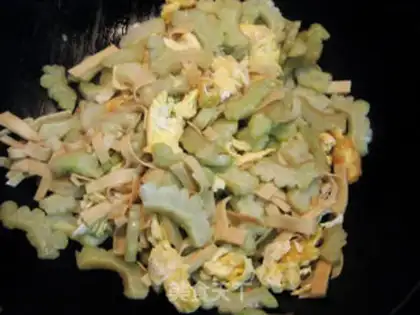 Make Eggs and bean bean peeled with bitter melons step 9