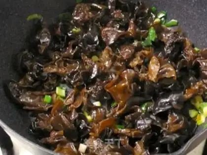 Make A salted egg tomato fried wood step 4