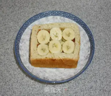 Make Peanut butter banana toast box step 3