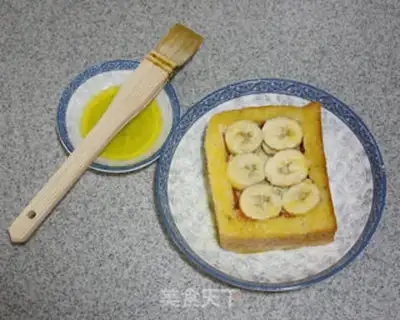Make Peanut butter banana toast box step 4