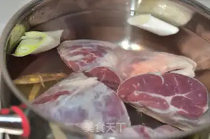 Make White chef makes halogen beef step 1
