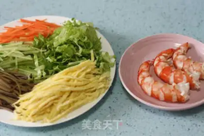 Make Vietnamese shrimp rolls step 1