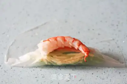 Make Vietnamese shrimp rolls step 4