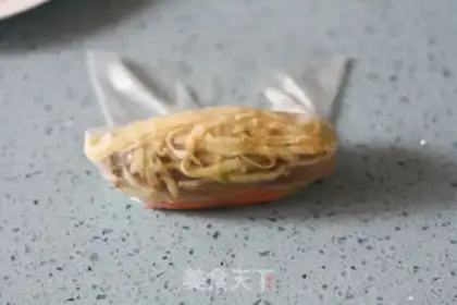 Make Vietnamese shrimp rolls step 5