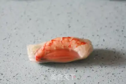 Make Vietnamese shrimp rolls step 6