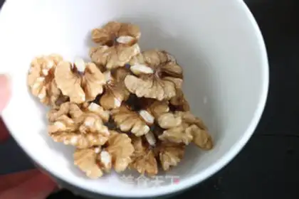 Make Red-tree walnut rice step 2