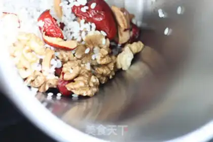 Make Red-tree walnut rice step 3