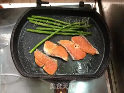 Make Fried salmon with storks step 2