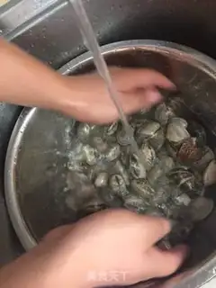 Make Hot-pot clams step 0