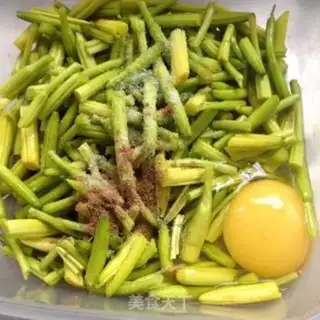 Make Scrambled yellow flower step 1