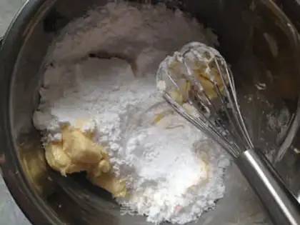 Make Butter cream rose cupcakes step 16
