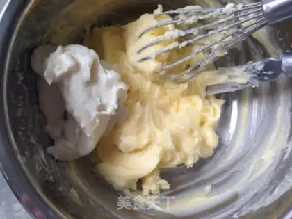 Make Butter cream rose cupcakes step 17