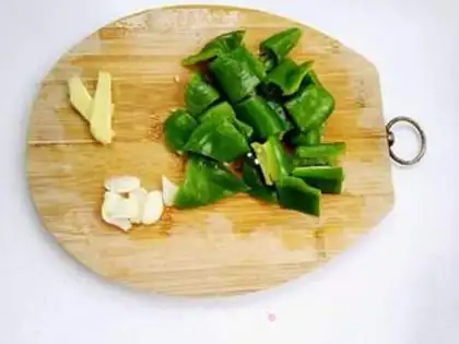 Make Tomato fried eggs step 1