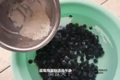 Make Homemade blueberry sauce step 1