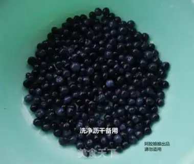 Make Homemade blueberry sauce step 2