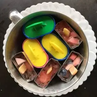 Make A colorful fruit popsicle step 4